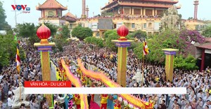 Đà nẵng: Hàng vạn người tham dự  Lễ Vía Đức Bồ Tát Quán Thế  Âm Ngũ Hành Sơn