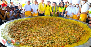 Cần Thơ: 15 nghệ nhân trình diễn đổ bánh xèo 'siêu to khổng lồ' đường kính 3m