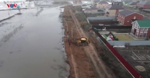 Nga: Chạy đua đắp đê bao, người dân bảo vệ được ngôi làng giữa cơn lụt lịch sử
