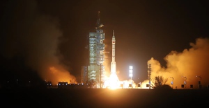 Trung Quốc phóng thành công tàu vũ trụ có người lái Thần Châu-18