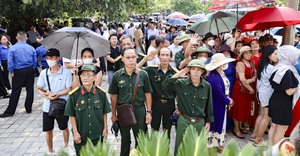 Biển người đổ về chiến trường lịch sử Điện Biên Phủ dự đại lễ