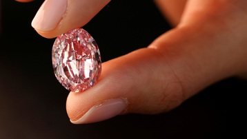 Viên kim cương tím hồng quý giá đắt nhất từ trước đến nay