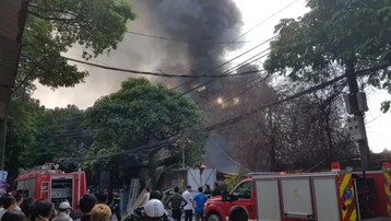 Cháy lớn tại bãi phế liệu ở Hà Nội, một chiến sĩ cứu hỏa bị thương