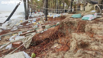 Sóng đánh tan hoang bờ biển Hội An, nhiều nhà dân, nhà hàng đổ sập