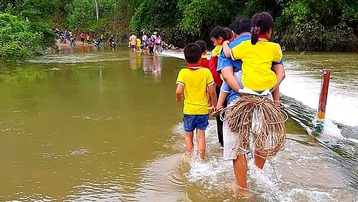Học sinh Tân Nhiên & nỗi lo đường đến trường mùa mưa lũ