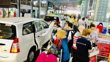 Taxi công nghệ đang hoạt động trái phép tại sân bay Tân Sơn Nhất