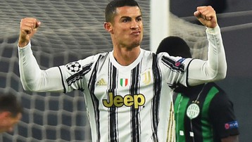 Ronaldo cân bằng thành tích của Messi