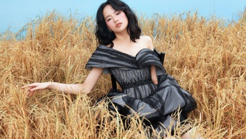 Người mẫu khuyết tay Hà Phương như "thiên thần" giữa cánh đồng lúa