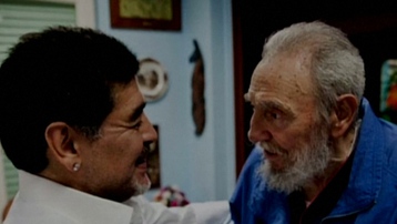 Ngày Maradona qua đời trùng với ngày người bạn lớn Fidel Castro rời xa hồng trần