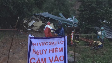 Sạt lở núi khiến 3 căn nhà đổ sập, nhiều nhà bị vùi lấp một phần ở Đắk Lắk