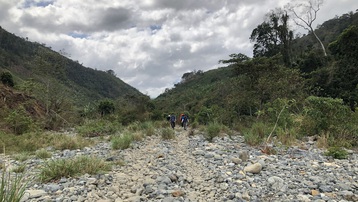 Đoàn du khách bị mắc kẹt khi leo núi Tà Giang