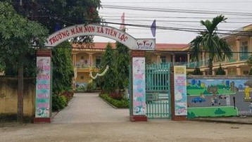 Bé gái 3 tuổi ở Thanh Hóa bị bỏ quên trong nhà vệ sinh trường học