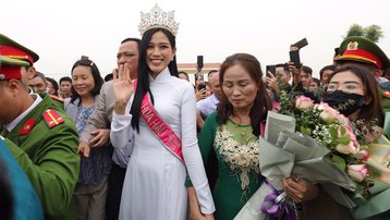 Hoa hậu Đỗ Thị Hà về làng trong vòng tay của người dân xứ Thanh