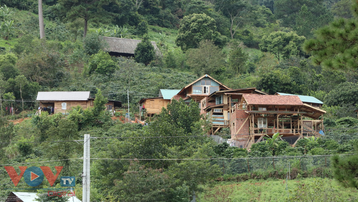 Giải tỏa làng biệt thự trái phép dưới chân núi Voi ở Lâm Đồng