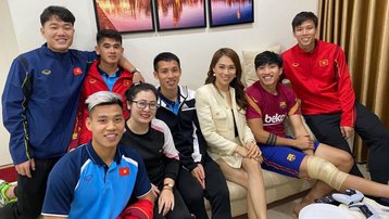Loạt sao bóng đá Việt Nam kéo nhau đi thăm "thương binh" Văn Hậu