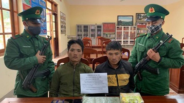 Bộ đội Biên phòng Sơn La bắt hai đối tượng mua bán trái phép 3 bánh heroin và 1kg ma túy dạng đá