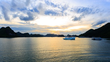 Tour hấp dẫn tại Vịnh Hạ Long: Du thuyền cao cấp trả góp
