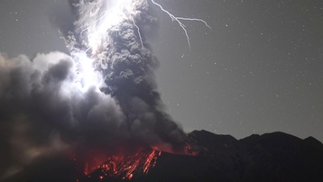 Khoảnh khắc hiếm có sét đánh núi lửa Sakurajima ở Nhật Bản 