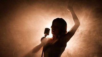 NÓNG: Chính phủ bỏ quy định cấm hát nhép khi biểu diễn nghệ thuật kể từ ngày 1/2/2021!