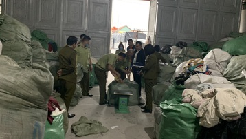 Quảng Ninh: Triệt phá kho hàng chứa 28 tấn quần áo cũ nhập lậu
