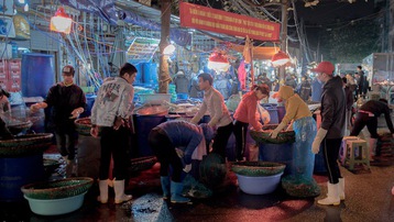Đêm rét căm tại khu chợ không ngủ Hà Nội: Những bàn tay sục đá tìm tiền giữa cái lạnh cắt xương 12 độ C