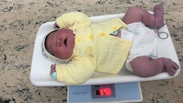 Bé trai ở Hà Nội nặng gần 6kg khi chào đời