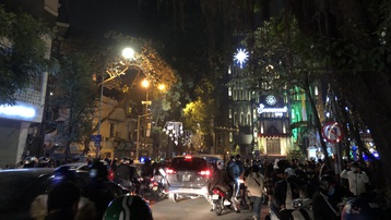 ‘Biển rác’ còn lại sau đêm Giáng sinh ở khu vực phố đi bộ Hà Nội