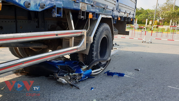 Xe tải va chạm xe máy khiến một người chết