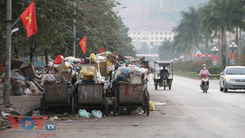 Rác thải chất đống trên nhiều tuyến đường của thành phố Hòa Bình