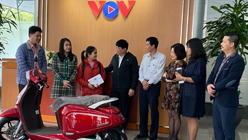 Đài Tiếng nói Việt Nam  trao tặng xe máy cho sinh viên miền Trung