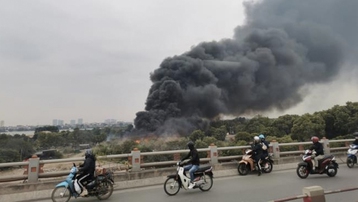 Cháy lớn tại bãi phế liệu dưới chân cầu Thanh Trì