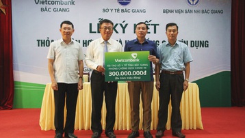 VCB Bắc Giang ký kết thỏa thuận hợp tác toàn diện và ủng hộ 300 triệu đồng phòng chống dịch COVID-19