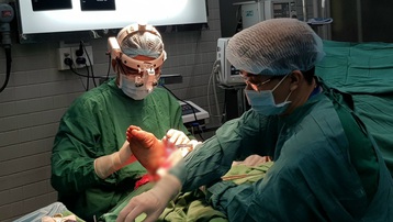 Nối thành công chân bị cắt rời của nam công nhân sau 6 giờ phẫu thuật 