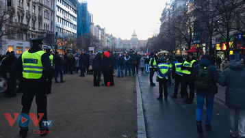 Hàng trăm người biểu tình tại Praha, Chính phủ Séc có thể đóng cửa trở lại các cơ sở kinh doanh