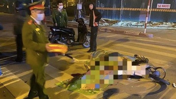 Hà Nội: Xe máy tự đâm dải phân cách, 2 người tử vong tại chỗ
