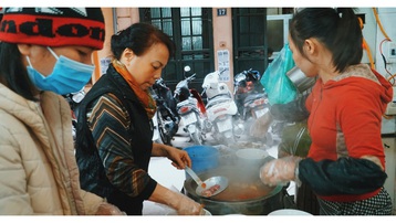 Lạ lùng quán bún "nhà giàu thời bao cấp", ngày bán 600 bát ở Hà Nội