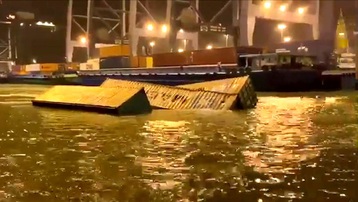22 container rơi xuống sông Cái Mép