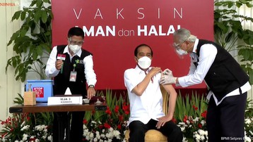 Tổng thống Indonesia tiêm vaccine Covid-19 trực tiếp trên truyền hình
