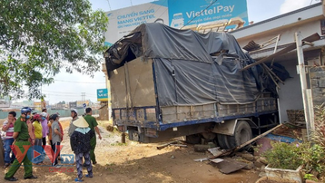 Đồng Nai: Xe tải mất lái lao vào nhà dân
