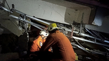 Động đất 6,2 độ ở Indonesia: Tích cực tìm kiếm nạn nhân bị vùi lấp