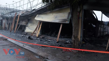 Phú Thọ: Cháy lớn thiêu rụi cửa hàng bán xe máy