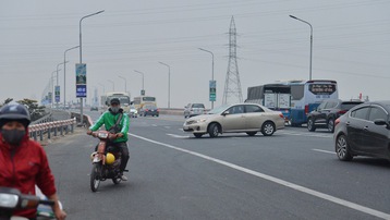 Hàng loạt ô tô bất chấp nguy hiểm, biển cấm, ngang nhiên quay đầu trên tuyến đường cao tốc đẹp nhất Hà Nội