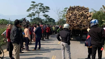 Xe máy va chạm với xe tải ở Phú Thọ, 2 người tử vong