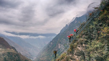 "Làng trên vách núi" ở Tứ Xuyên trở thành điểm du lịch 
