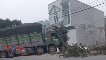 Tài xế xe tải ngủ gật đâm vào nhà dân ở Quảng Ninh