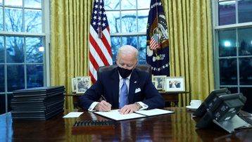 Tân Tổng thống Biden ký hàng loạt sắc lệnh đảo ngược chính sách của ông Trump
