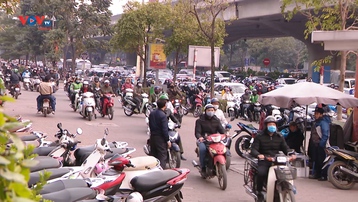 Hà Nội: Khó xử lý vi phạm xe máy đi lên vỉa hè