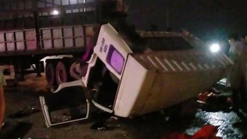 Quảng Ninh: 2 xe ô tô đối đầu, 6 người bị thương