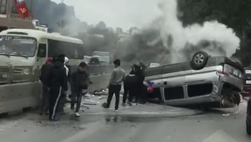 Quảng Ninh: Xe ô tô lật ngửa sau khi lao vào dải phân cách