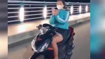 Cô gái đi xe máy không đội mũ bảo hiểm vừa đi vừa múa quạt trên cầu Thạch Bích, Quảng Ngãi